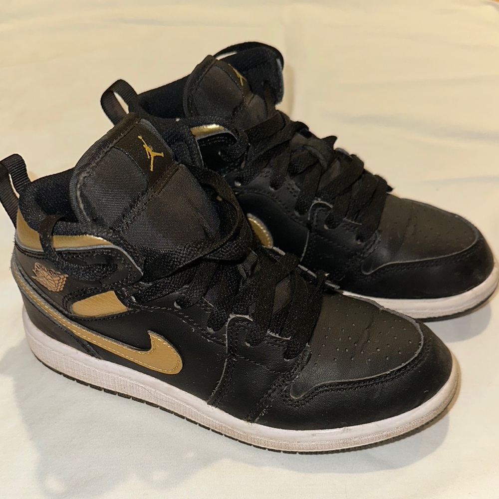 Jordan 1 Mid little kids shoes